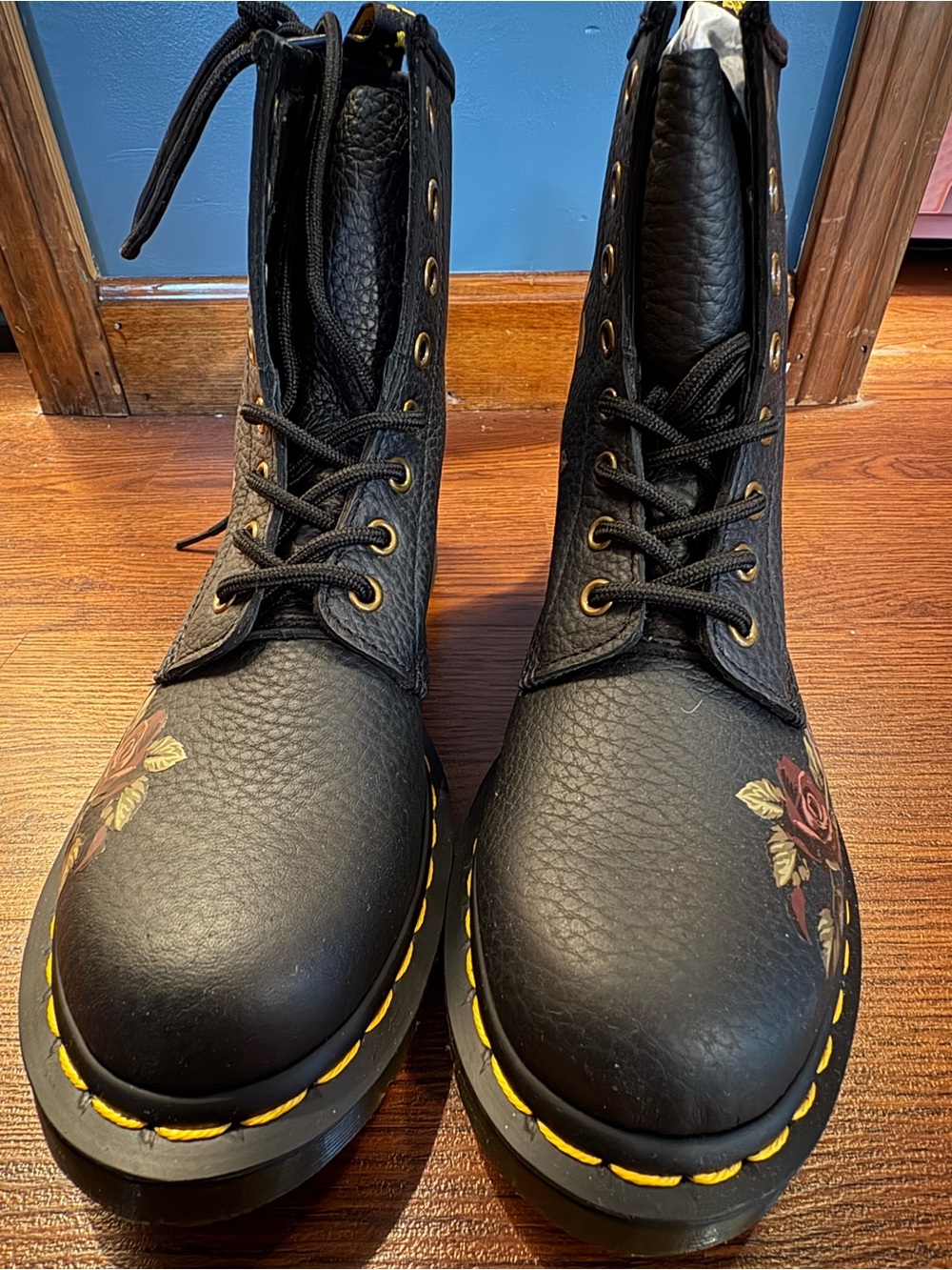 Dr. Martens Black Leather Lace-Up Boots with Rose Print Brand New 7 - Picture 4 of 4